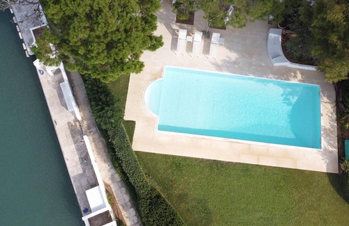 Plepi Villa | Villa 'The White By Seaviews' with Sea View, Wi-Fi and Air Conditioning