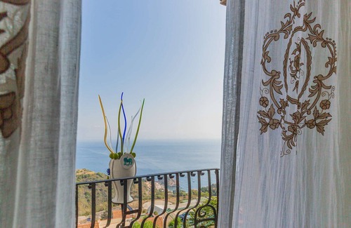 Taormina City Centre Villa | Villa Theater in Taormina, charme with private pool just in front Isola Bella