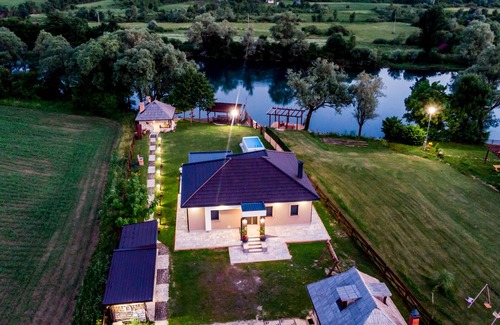 Mali Radic Villa | Villa Una Navis Bihać is situated on the shores of the emerald beauty of the Una