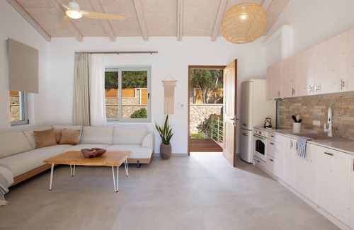 Geni Villa | Villa Unalome – Seafront Luxury in the Picturesque Bay of Vlicho