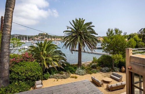 Porquerolles Villa | VILLA UNIQUE PORQUEROLLES BORD DE L EAU AVEC PONTON PRIVE