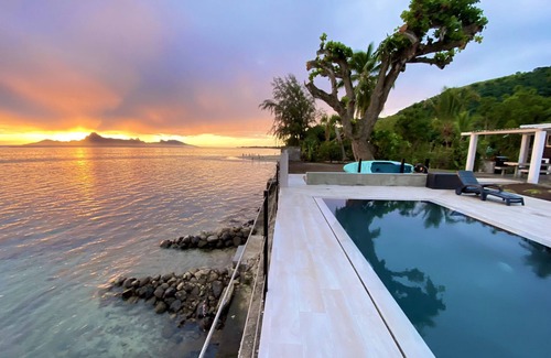 Punaauia Villa | Villa Vaiava - private infinity pool on the beach