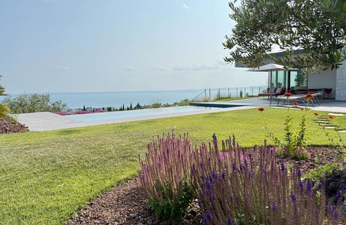 Bardolino Villa | Villa 'Vallonga' with Lake View, Wi-Fi and Air Conditioning
