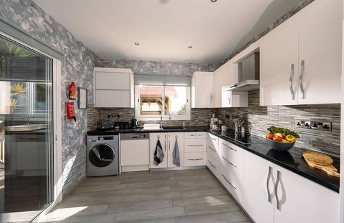 Peyia Town Villa | Villa Venezi, Peyia - a villa that sleeps 6 guests in 3 bedrooms
