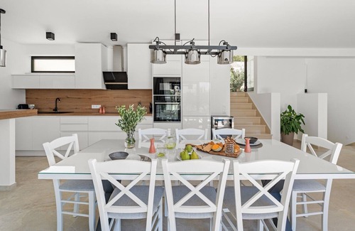 Duce Villa | Villa Verde with 4 en-suite bedrooms, private pool, 200m from sandy beach