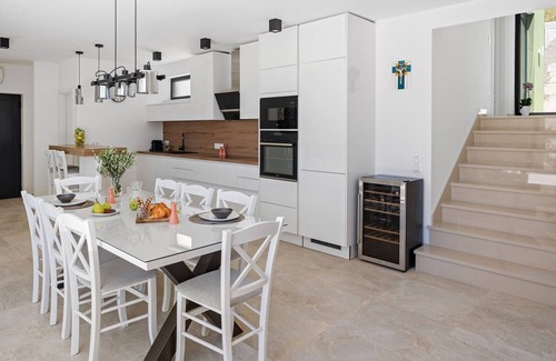 Duce Villa | Villa Verde with 4 en-suite bedrooms, private pool, 200m from sandy beach