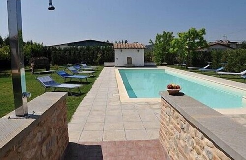 Citerna House | Villa Vezzosa B: A welcoming apartment that is part of an ancient country house, with Free WI-FI.