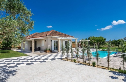 Gaitanion Villa | Villa Vineyard - 2-bedroom villa with private grounds, swimming pool and Jacuzzi.
