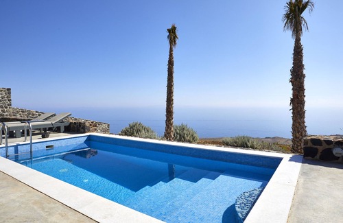 Imerovigli Villa | Villa Vinsanto, 2 bedrooms, heated pool. Part of Theano Cave Suites & Villas,
