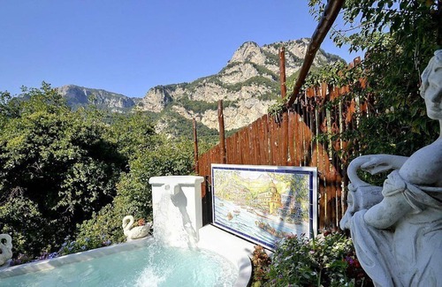 Montepertuso Villa | Villa Violaciocca: An elegant and welcoming villa located in an isolated position, on the slopes of a hill which is covered with olive groves, with Free WI-FI.