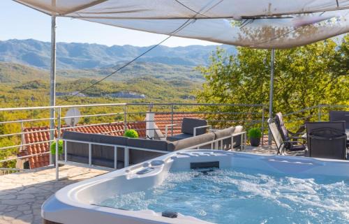Biokovsko Selo House | Villa Vito - with heated pool, whirlpool, gym
