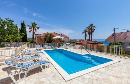 Sumartin Villa | Villa Vjeka Cozy Family Retreat with Heated Pool, Brač Island