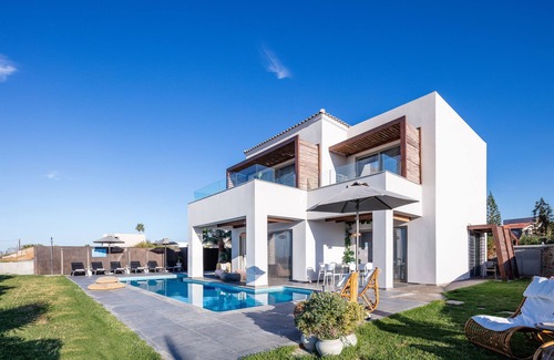 Stavromenos Villa | Villa Walking Distance to the Beach with 50m2 Private Heated Pool & hot Tub!