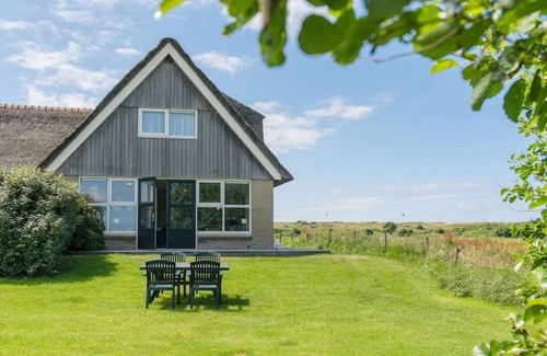 Hollum Villa | Villa with 2 bathrooms near the beach