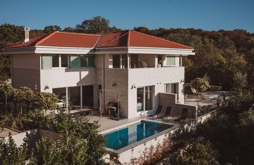Marsici House | Villa with a beautiful view of the sea and with a heated pool.