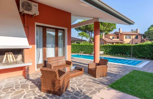 Isola Albarella Villa | Villa with air conditioning, garden and pool