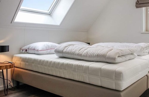 Idskenhuizen House | Villa with enclosed garden, in a holiday park on the water in Friesland