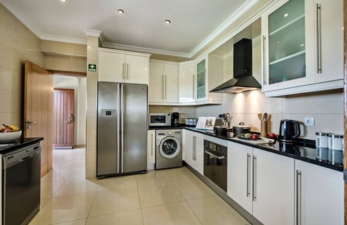 Olhao Villa | Villa with Heated Pool, Tennis Court, Jacuzzi, Games Room, WIFI and AC