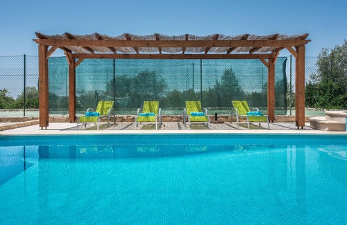 Olhao Villa | Villa with Heated Pool, Tennis Court, Jacuzzi, Games Room, WIFI and AC