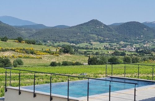 Rasteau Villa | Villa with Infinity Pool and Stunning Views in Provence