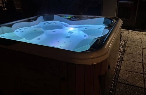 La Roche-sur-Yon Villa | Villa with JACCUZI in La Roche sur Yon 8 people