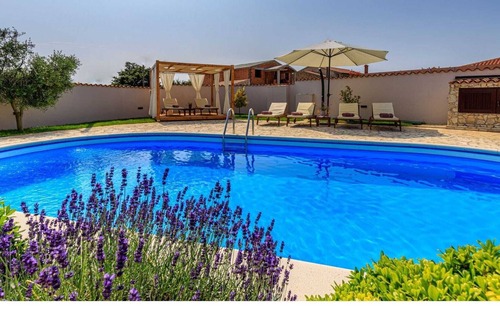 Loborika Cabin | Villa with large garden and pool, ideal for 8 people, only 10 minutes from Pula
