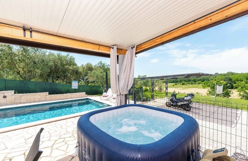 Radini Villa | Villa with large pool and jacuzzi