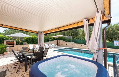 Radini Villa | Villa with large pool and jacuzzi
