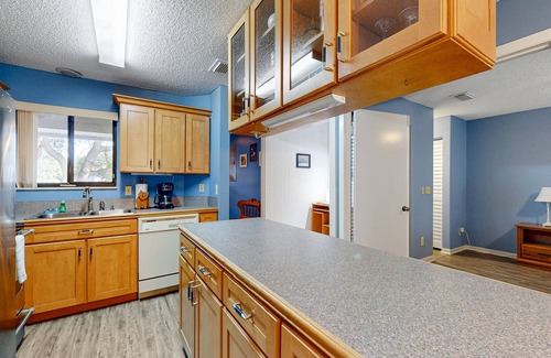 New Smyrna Beach Villa | Villa with Patio & Shared Pools, Sauna, Tennis & Gym - One Block to Beach, Dogs OK