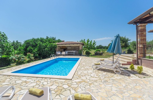 Susnjici Villa | Villa with pool, 6 persons, large garden with barbecue. Dogs are welcome!