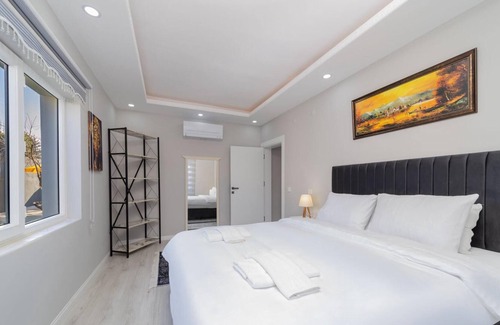 Kepez Apartment | Villa with Pool and Backyard in Kepez