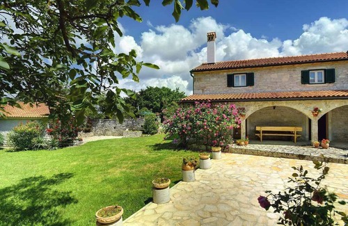 Rojnici Villa | Villa with pool and volleyball court