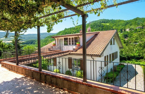 Apecchio Villa | VILLA WITH POOL FOR 14 PEOPLE COMPLETELY FENCED IDEAL FOR VISITING