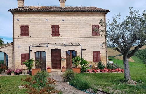 Falerone House | Villa With Pool Ideal for Cyclists and Relaxing