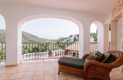 Santa Eulalia del Rio Villa | Villa with pool in Cala Llonga