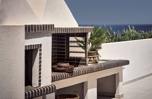 Akrotiri Villa | Villa with pool on the edge of the hill
