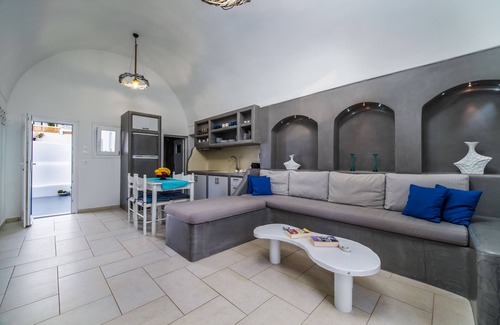Fira Boat Rental | Villa with private jaccuzi at the center of Fira Town
