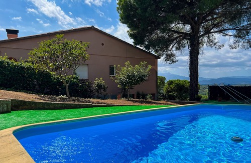 Tordera Ski Chalet | Villa with private pool, wifi, barbecue, outdoor dining area. capacity 9 pax. Vivalidays Gala.