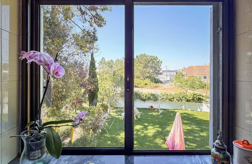 Corroios Villa | Villa with private pool & enchanting garden | beach & golf 5mins | Lisbon 20mins