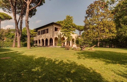 Forte dei Marmi Villa | Villa with six bedrooms and five bathrooms situated in Forte dei Marmi, Italy.