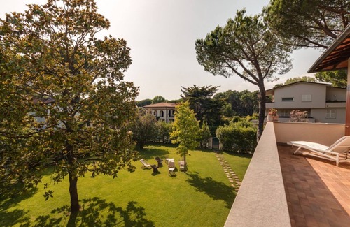 Forte dei Marmi Villa | Villa with six bedrooms and five bathrooms situated in Forte dei Marmi, Italy.