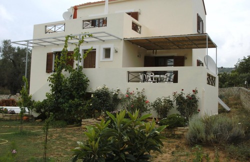 Monopari Villa | Villa with stunning views of the 'White Mountains'