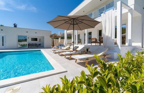 Tugare Villa | Villa Zen with 4 bedrooms, private 32 sqm pool, summer kitchen, 7 km from the beach