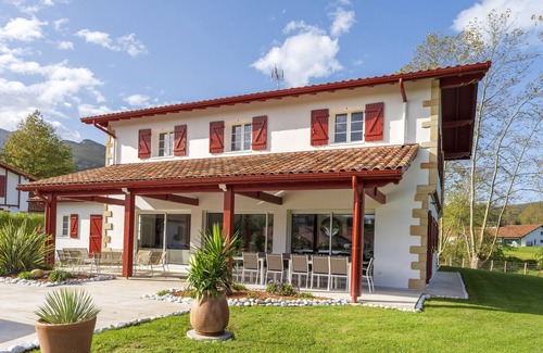 Sare Villa | Villa 'Zeruko Izarra, Grand Standing' with Mountain View, Wi-Fi and Air Conditioning
