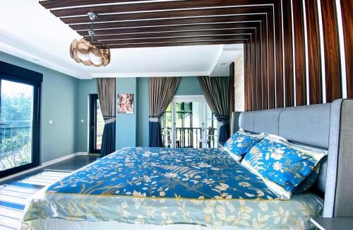 Manavgat House | Villa15 Lodge, Five-Star Stay 5BD 5-5BA Beach Access Villa with Pool , Gym, Sauna, Alfresco Dining & Garden