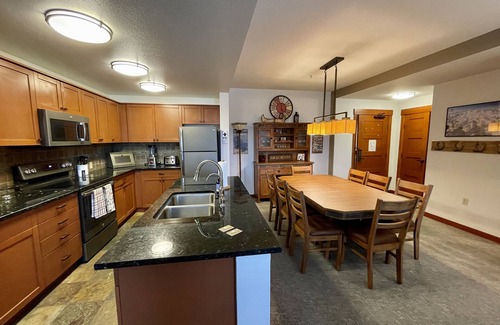 Mammoth Lakes Resort | Village Center Stage Premium 3Bedroom - 3Bath Suite - Overlooking Gondola Square