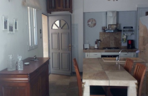 L'Isle-sur-la-Sorgue House | Village house with flower-filled courtyard in the heart of Isle sur la Sorgue
