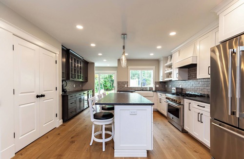 Dennis House | Village Luxury- Mayflower Beach Private Parking- Sleeps 18