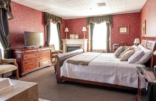Geneseo Bed & Breakfast | Village View Room - Big Tree Innnn