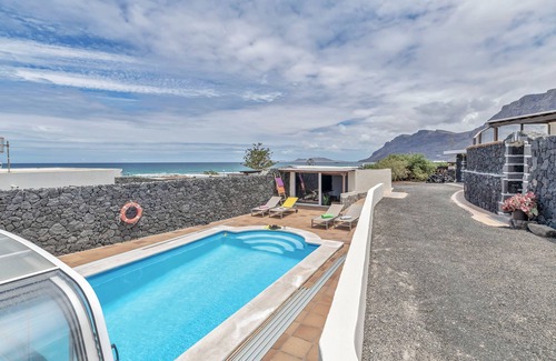 Urbanizacion Famara House | 'Villalmar' with Sea View, Private Pool and Wi-Fi